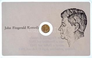 Amerikai Egyesült Államok DN John F. Kennedy Au modern mini pénz laminált díszcsomagolásban (0.2g/0.333/11mm) T:BU  USA ND John F. Kennedy Au modern mini coin, laminated (0.2g/0.333/11mm) C:BU