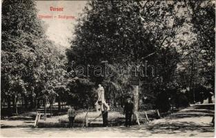 1910 Versec, Werschetz, Vrsac; Városkert, "A padok állóhelyükből való elmozdítása büntetés terhe mellett tilos" tábla, kerti munkások / Stadtgarden / park, garden worker (EK)