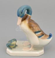 Porcelán kacsa békával, kézzel festett, jelzetlen, nagyon apró kopásokkal, m: 13 cm
