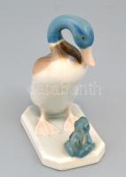 Porcelán kacsa békával, kézzel festett, jelzetlen, nagyon apró kopásokkal, m: 13 cm