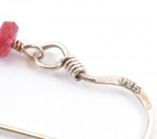 Ezüst(Ag) ásványokkal díszített fülbevalópár és karkötő, jelzett, h: 5,5 és 19 cm, bruttó: 3,61 g