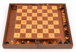 Utazó fa sakk-készlet, hiánytalan, enyhén kopottas állapotban, 20,5x20,5 cm