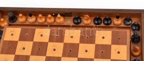 Utazó fa sakk-készlet, hiánytalan, enyhén kopottas állapotban, 20,5x20,5 cm