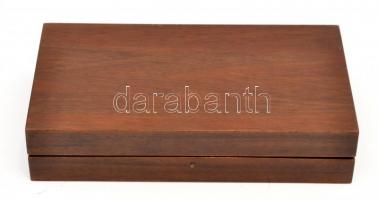 Utazó fa sakk-készlet, hiánytalan, enyhén kopottas állapotban, 20,5x20,5 cm