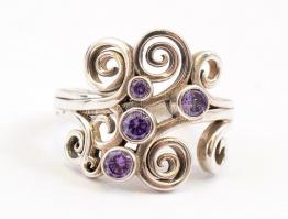 Ezüst(Ag) indamintás gyűrű, apró lila kövekkel, jelzett, méret: 54, bruttó: 4,3 g