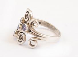 Ezüst(Ag) indamintás gyűrű, apró lila kövekkel, jelzett, méret: 54, bruttó: 4,3 g