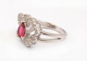 Ezüst(Ag) kövekkel kirakott pillangós gyűrű, jelzett, méret: 51, bruttó: 4,1 g