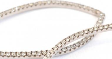 Ezüst(Ag) apró kövekkel kirakott csepp alakú fülbevalópár, jelzett, 4×1,8 cm, bruttó: 3,1 g