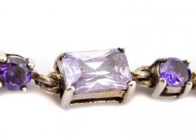 Ezüst(Ag) fülbevalópár, lila kövekkel, jelzés nélkül, h: 4 cm, bruttó: 5,28 g