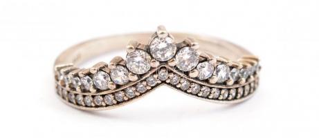 Ezüst(Ag) diadémos gyűrű, Pandora jelzéssel, méret: 58, bruttó: 2,6 g