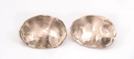 Ezüst(Ag) dizájn fülbevalópár, jelzett, egyik hátoldalán kis sérüléssel, 2,5×2 cm, nettó: 4 g