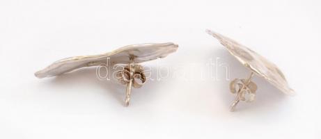 Ezüst(Ag) dizájn fülbevalópár, jelzett, egyik hátoldalán kis sérüléssel, 2,5×2 cm, nettó: 4 g