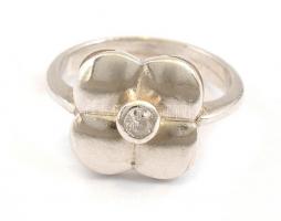 Ezüst(Ag) virágos gyűrű, jelzés nélkül, méret: 56, bruttó: 3,85 g