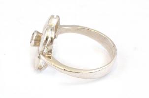 Ezüst(Ag) virágos gyűrű, jelzés nélkül, méret: 56, bruttó: 3,85 g