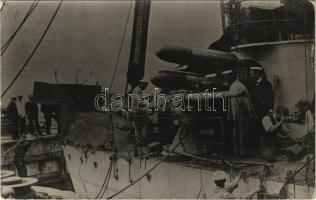 Sérült SMS Csepel az Osztrák-Magyar Haditengerészet Tátra-osztályú rombolója a francia Bernoulli tengeralattjáró torpedó találata után, matrózok a fedélzeten / Nach Torpedotreffer vom franz. U-Boot Bernoulli am 4. Mai 1916. K.u.K. Kriegsmarine / WWI Austro-Hungarian Navy, badly damaged SMS Csepel Tatra-class destroyer (Zerstörer), after the torpedo hit from French submarine Bernoulli, mariners on board. photo