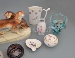 Fonott kosárban porcelán és üveg tárgyak, össz. 11 db, többek közt: Hollóházi hal pár, kézzel festet...