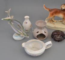 Fonott kosárban porcelán és üveg tárgyak, össz. 11 db, többek közt: Hollóházi hal pár, kézzel festet...