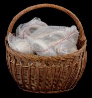 Fonott kosárban porcelán és üveg tárgyak, össz. 11 db, többek közt: Hollóházi hal pár, kézzel festet...