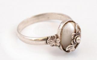 Ezüst(Ag) virágmintás gyűrű, szintetikus kővel, jelzett, méret: 58, bruttó: 3,04 g