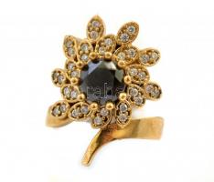 Aranyozott ezüst(Ag) virágos köves gyűrű, jelzett, méret: 57, bruttó: 8,51 g