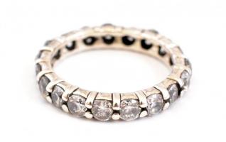 Ezüst(Ag) karikagyűrű, sok kővel, jelzett, méret: 52, bruttó: 3,07 g