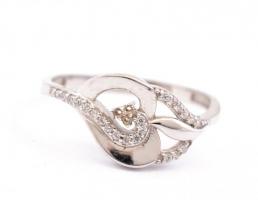 Ezüst(Ag) dekoratív gyűrű, jelzett, méret: 58, bruttó: 1,88 g