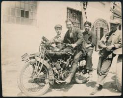 cca 1920-30 Motorkerékpár és motoros csoportportré, a motoron rendszámmal, vintage fotó, jelzés nélkül, 8x10 cm