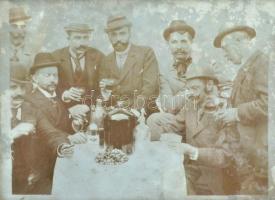 cca 1900 Koccintó, italozó, borozó társaság fotó 16x12 cm Üvegezett kerteben