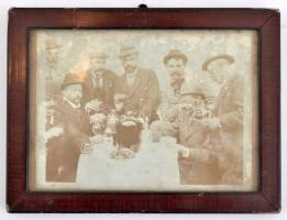 cca 1900 Koccintó, italozó, borozó társaság fotó 16x12 cm  Üvegezett kerteben