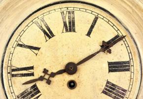 Régi, római számos fali óra, felhúzós szerkezetű, kulcs nélkül, nem működik, hajszálrepedésekkel, ko...