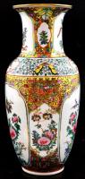Kínai porcelán váza, kézzel festett, jelzett, kis kopásnyomokkal, m: 26,5 cm