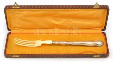 Ezüst(Ag) nyelű villa, csont véggel, jelzett, h: 28,5 cm, bruttó: 67 g