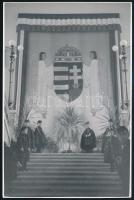 cca 1930-1940 Kis leventék ünnepségen, háttérben angyalos címer, hátulján bélyegzéssel, fotó 17,5x12 cm