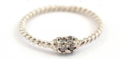 Ezüst(Ag) kötélmintás gyűrű, apró kövekkel, jelzés nélkül, méret: 59, bruttó: 1,4 g