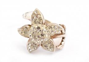 Ezüst(Ag) virágmintás gyűrű, apró kövekkel, jelzett, méret: 52, bruttó: 4,7 g