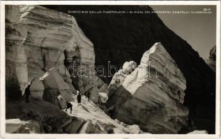 Ghiacciaio della Marmolada, Marmolada Glacier; Ai Piedi dei Fantastici Castelli di Cristallo / tourists, hikers, hiking spot in the Dolomites. Fot. G. Ghedina (Cortina dAmpezzo)