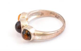 Ezüst(Ag) borostyánnal díszített gyűrű, jelzett, méret: 54, bruttó: 3,6 g