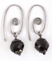 Ezüst(Ag) dizájner fülbevalópár, almandinnal, azokon kis sérülésekkel, jelzés nélkül, h: 3,5 cm, bruttó: 5,1 g