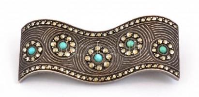 Ezüst(Ag) markazittal és türkizzel díszített bross, jelzett (Theodor Farner tervezte és készítette), 4×1,6 cm, bruttó: 7,2 g