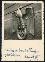 cca 1930-1940 Német birodalmi sas dombormű Németországban, feliratozott fotó, 9×6 cm