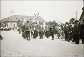 cca 1930 Frontharcos ünnepségen készült 7 db fotónegatív, 6×9 cm
