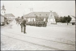 cca 1930 Frontharcos ünnepségen készült 7 db fotónegatív, 6×9 cm