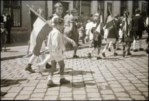 cca 1930 Frontharcos ünnepségen készült 7 db fotónegatív, 6×9 cm