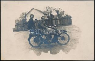 cca 1920-1930 Motorkerékpárral falusi udvaron, fotólap, 9×14 cm