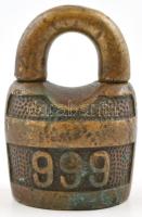 Réz lakat "999" jelzéssel, kulcs nélkül, patinás állapotban 6x4,5 cm