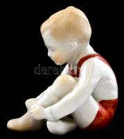 Aquincum cipőfűző kisfiú figura, kézzel festett, jelzett, apró kopásokkal m: 10,5 cm