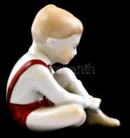 Aquincum cipőfűző kisfiú figura, kézzel festett, jelzett, apró kopásokkal m: 10,5 cm