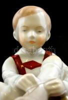 Aquincum cipőfűző kisfiú figura, kézzel festett, jelzett, apró kopásokkal m: 10,5 cm