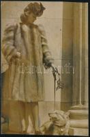 cca 1930 Bundás hölgy kutyával, retusált, a Pesti Napló számára készült fotó, egyik sarkán kis törésnyom, 18×12 cm