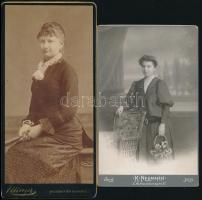 cca 1880-1910 Divatos hölgyek, 2 db keményhátú fotó, K. Neumann és Eilinger műterméből, 10,5×17 és 10×20 cm